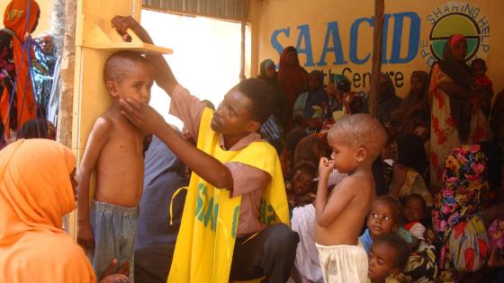 Saacid的员工检查一个年轻的索马里男孩的身高