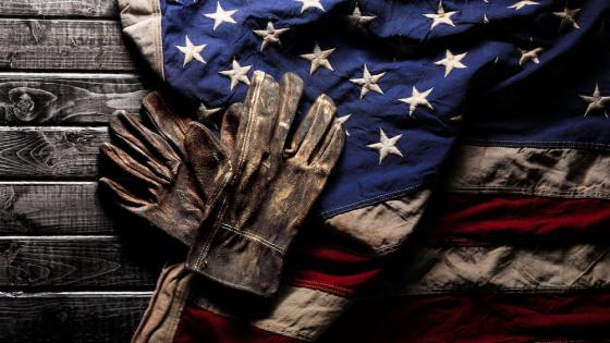 老了,戴工作手套巨大的美国国旗