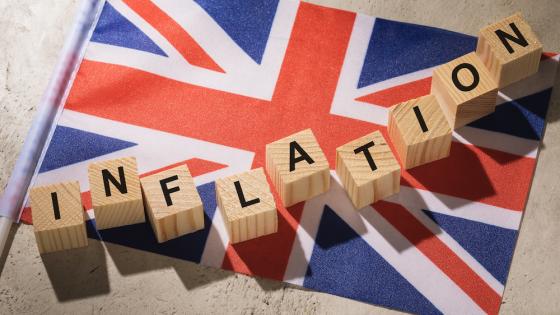 英国国旗和木质立方体拼写为“通货膨胀”