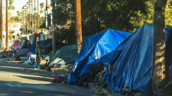 洛杉矶西好莱坞，无家可归者的帐篷营地