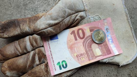 手套和欧元代表德国最低工资