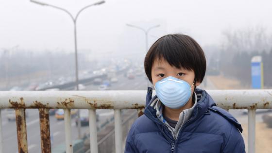 男孩戴着口罩对抗空气污染