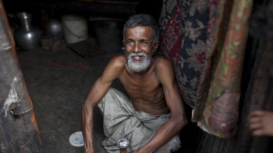 男人吸烟传统的水管,孟加拉国