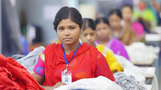 的照片在孟加拉国服装工人服装工厂