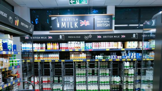 英国牛奶adversiting超市的照片