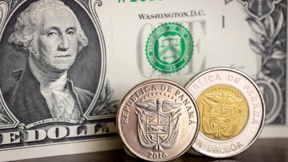 巴拿马货币、巴尔博亚硬币和一美元钞票