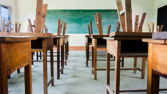 教室空无一人，桌椅朝天放在课桌上