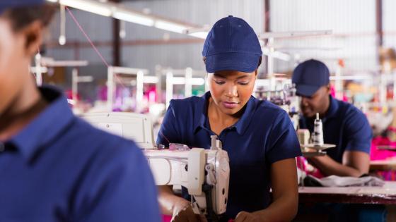 纺织厂的机械师在生产线上工作