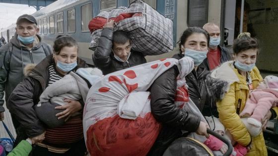 一个来自乌克兰的难民家庭抵达布达佩斯的一个火车站