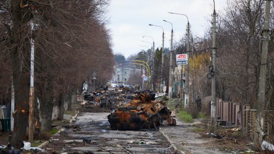 在乌克兰城市布查被摧毁的坦克