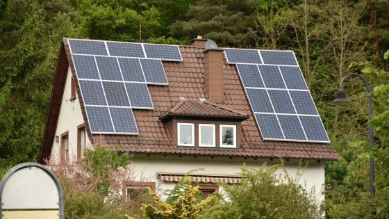 德国住宅屋顶上的太阳能电池板