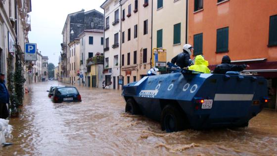 维琴察的警车被海水淹没的街道巡逻,意大利