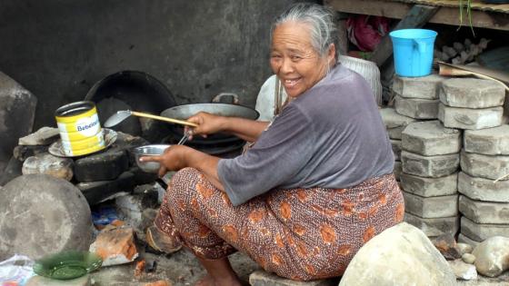 女人在Lombok烹饪