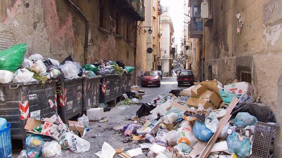 未收集的垃圾在那不勒斯,意大利