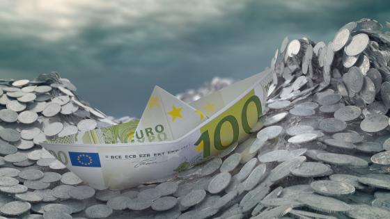 在硬币的海洋上用欧元纸币做成的船