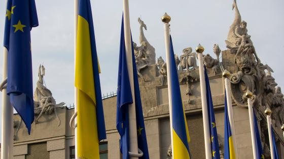 乌克兰总统办公室附近旗杆上的乌克兰国旗和欧盟国旗