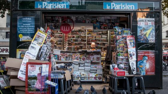 在巴黎出售杂志和报纸的报亭