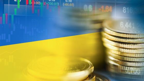 股市投资贸易金融、硬币和乌克兰国旗