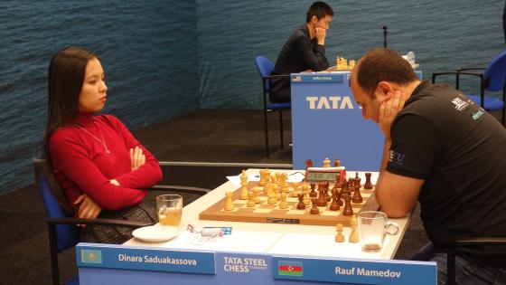 2020年塔塔钢铁国际象棋锦标赛上，迪娜拉·萨杜卡索娃对阵拉乌夫·马梅多夫