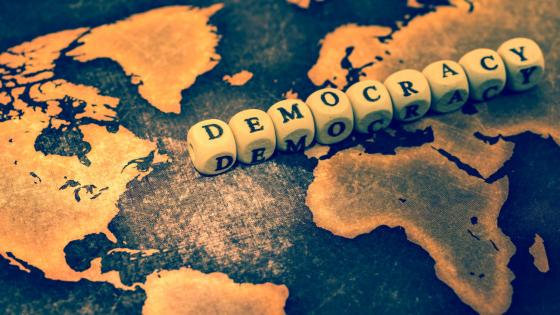 骰子在世界地图上拼出民主