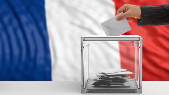 背景为法国国旗的投票箱