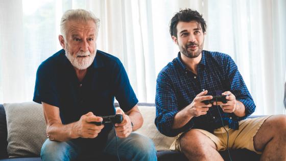 父亲和大儿子在玩电脑游戏