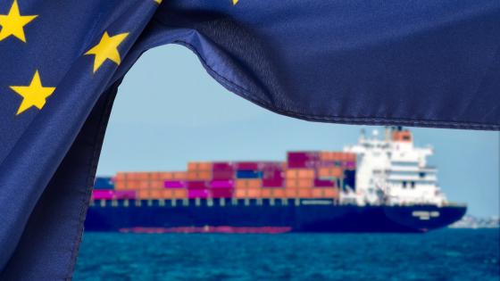 欧盟国旗和容器船