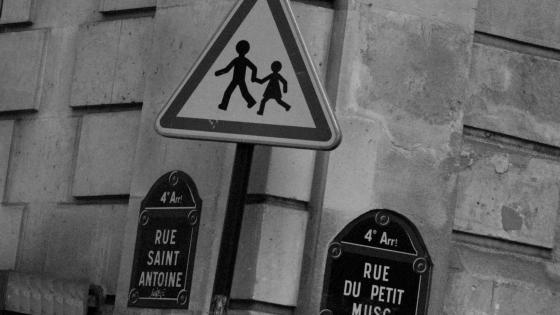 学校穿越巴黎的标志