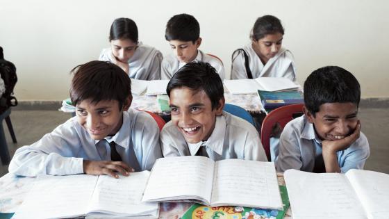 在巴基斯坦旁遮普省,孩子在一个学校