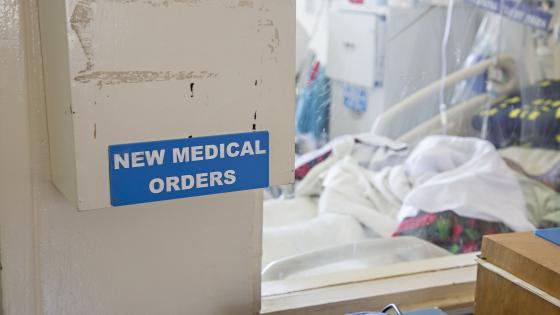 在肯尼亚医院的病床上