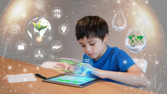 男孩对孩子使用平板电脑使用平板电脑来研究研究互联网对世界人口,生态和环境问题
