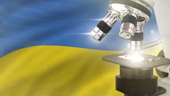 显微镜与乌克兰国旗的背景
