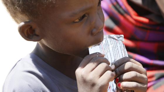 Child在肯尼亚Turkana县卫生诊所吃零食食