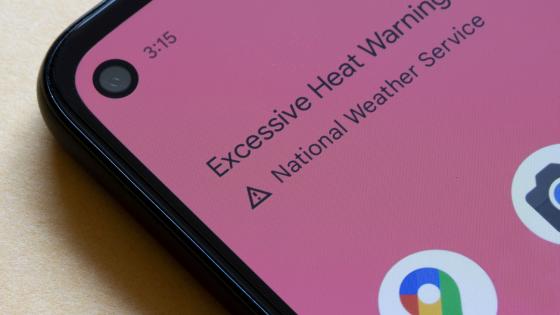 智能手机屏幕显示国家气象局发布过热警告