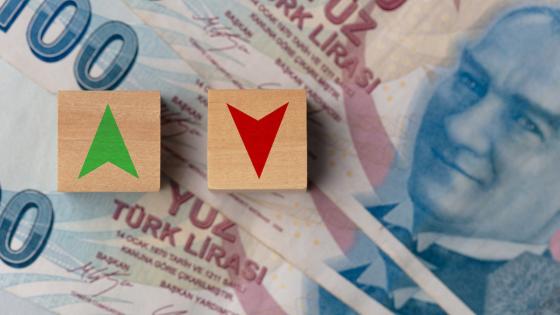 绿红对土耳其货币背景木块